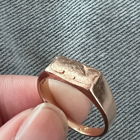 10k rose gold signet ring - Picture 2 of 8